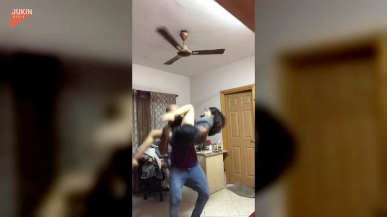 La coppia improvvisa un balletto in casa, ma il risultato è un disastro