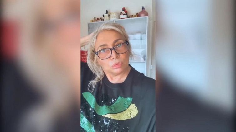 Mara Venier si taglia i capelli ma non è soddisfatta