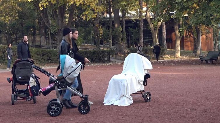 Lo scherzo divertente del passeggino malefico
