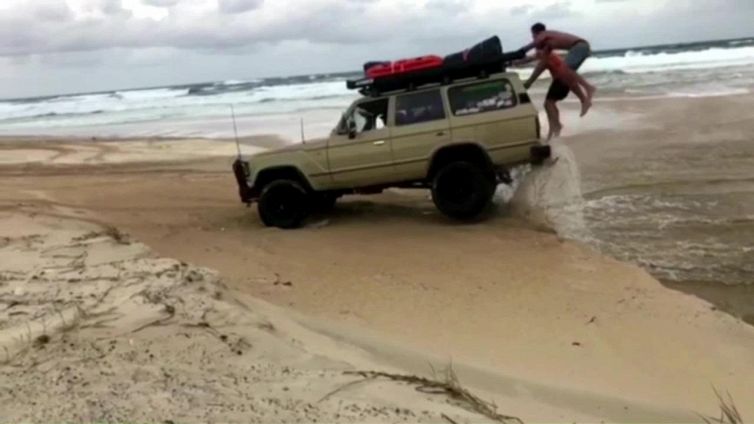 La prende troppo allegra a perde gli amici per strada