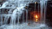 La misteriosa fiamma che arde sotto la cascata