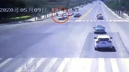 Fermo al semaforo, all’improvviso il camion si solleva in aria