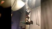 Durante l'allenamento al trapezio la ragazza perde i pantaloni