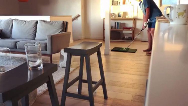 Il golfista che si allena in casa