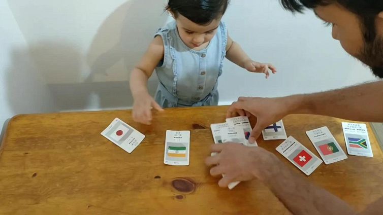 La bimba che indovina tutte le bandiere è un piccolo genio