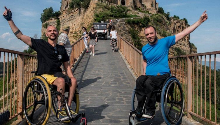 Luca e Danilo, le “eroiche” imprese di due amici in carrozzina
