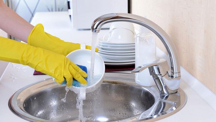 Non usare la spugna da cucina per pulire il latte, ecco perché