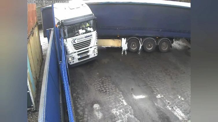 Il camionista prova a fare una manovra azzardata: l’esito è disastroso