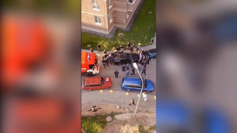 L’auto blocca il camion dei pompieri: i passanti si comportano da eroi