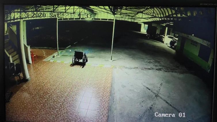 La sedia a rotelle si muove da sola. Il fantasma vuole farsi un giro in carrozzina?