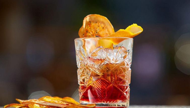 Cocktail da fare a casa con pochi ingredienti: trucco da barman