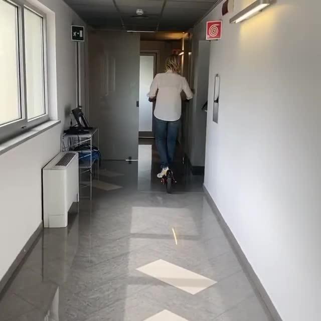 Maria de Filippi sfreccia in monopattino nei corridoi Mediaset