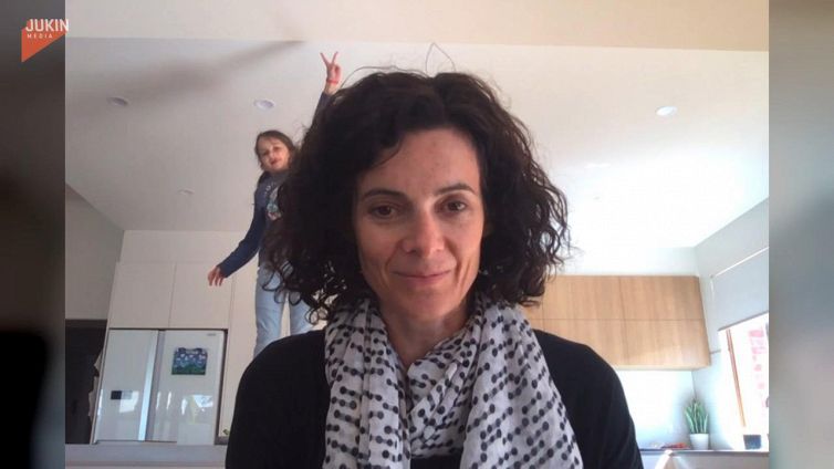 La figlia interrompe la mamma durante una chiamata di lavoro