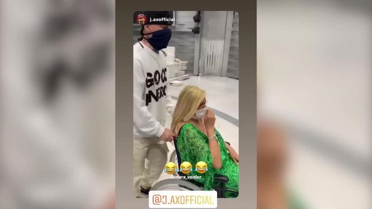 Mara Venier inarrestabile, non la ferma nemmeno la sedia a rotelle