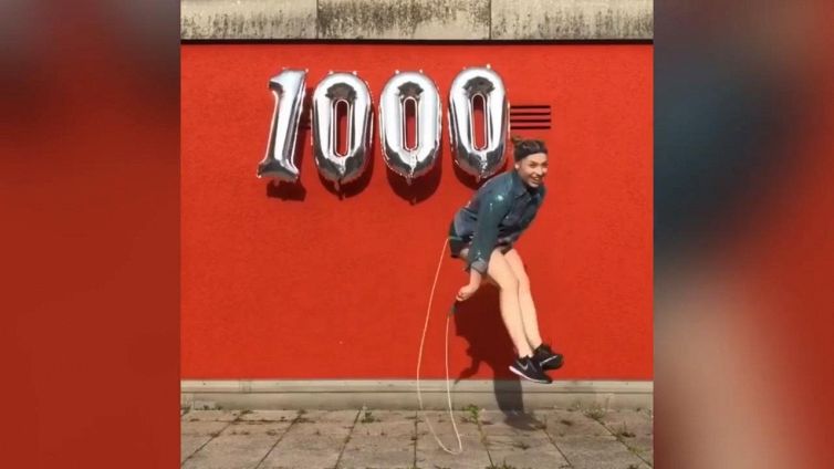 La regina del salto con la corda è lei. Guardate che tecnica