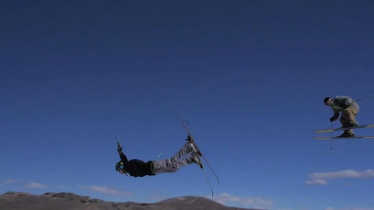 Esagera con l'acrobazia e si schianta nella neve