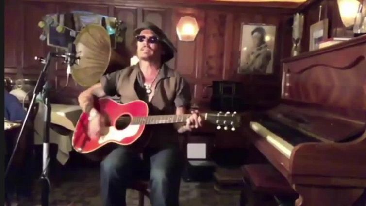 Johnny Depp, compleanno da single cantando Bob Dylan