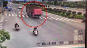 La cabina del camion crolla dopo che il conducente improvvisamente frena per evitare lo scooter