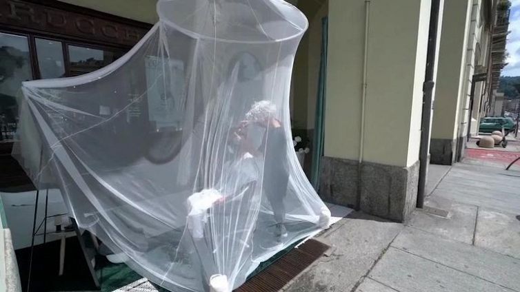 Fase 3, sotto una tenda il salone della parrucchiera. L'idea a Torino