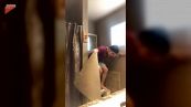 Il ragazzo scopre un ragno in bagno e fa un disastro