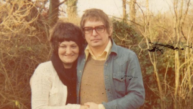 Scrive una poesia al giorno alla moglie per 25 anni