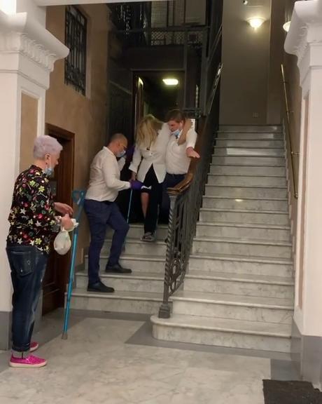 Mara Venier scende le scale con le stampelle e suo marito Nicola Carraro condivide il video su Instagram