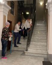 Mara Venier scende le scale con le stampelle e suo marito Nicola Carraro condivide il video su Instagram
