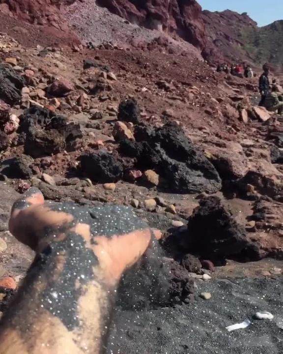 La sabbia nera che scintilla magicamente