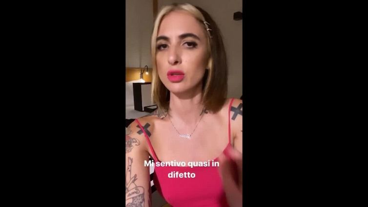 Ema Stokholma denuncia le molestie e lancia un appello su Instagram