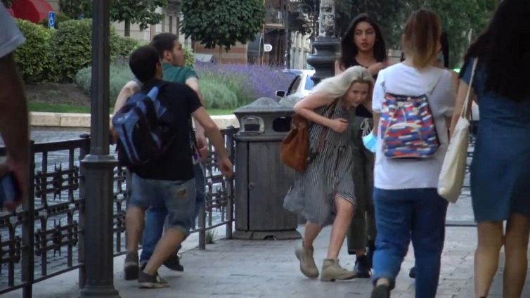 Lo scherzo dell'oggetto invisibile che cade colpisce ancora