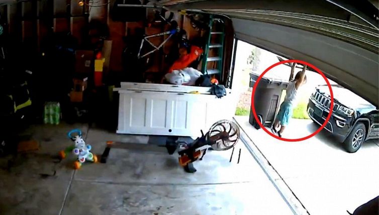 Bimbo sollevato dalla porta del garage: il salto è pericolosissimo, ma finisce bene