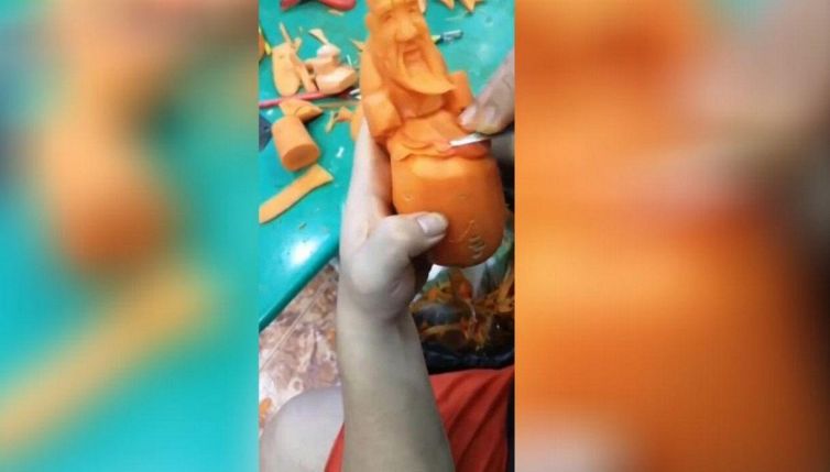 L'incredibile scultura fatta di carote