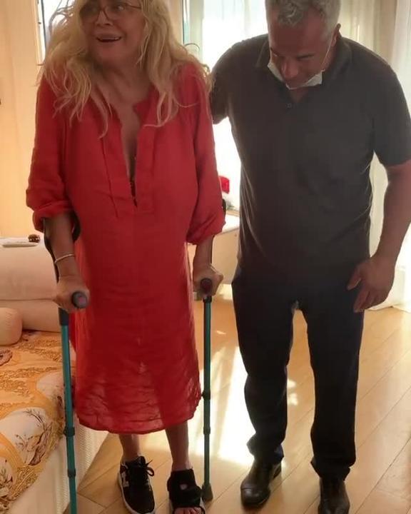 Mara Venier, finalmente in piedi dopo 32 giorni