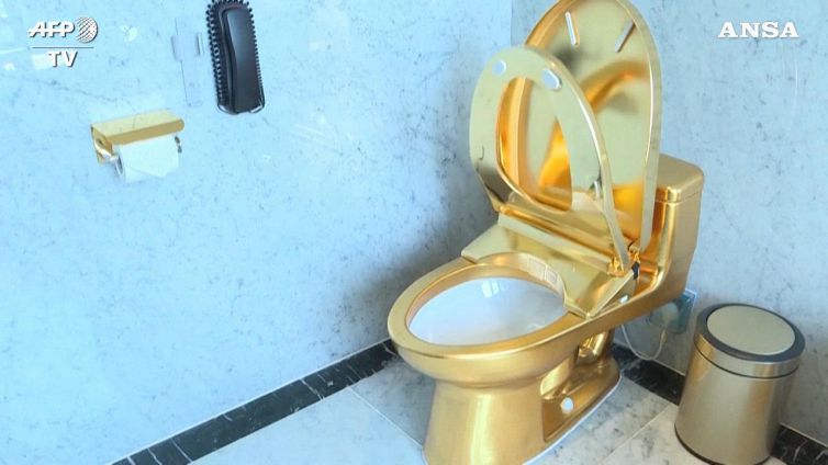 Vietnam, aperto il primo hotel del mondo placcato in oro