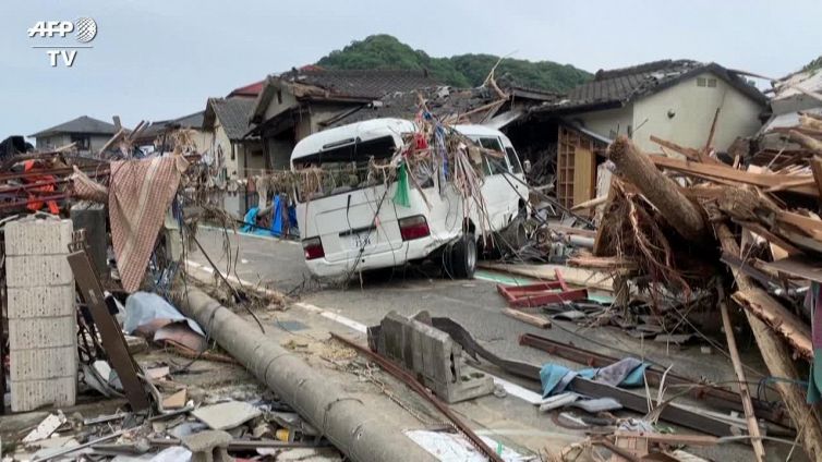 In Giappone distruzione causata dal maltempo