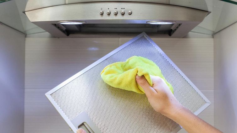 Pulire la cappa da cucina e i suoi filtri