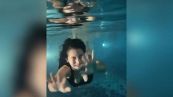 Il mistero delle gambe fantasma dietro la ragazza, presenza inquietante in piscina