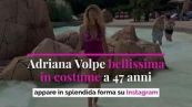 Adriana Volpe bellissima in costume a 47 anni: appare in splendida forma su Instagram