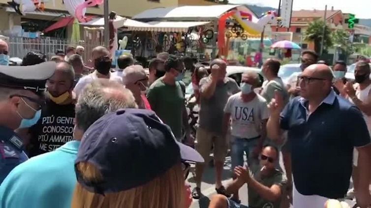 Migranti, protesta in Calabria per l'arrivo di positivi al Covid