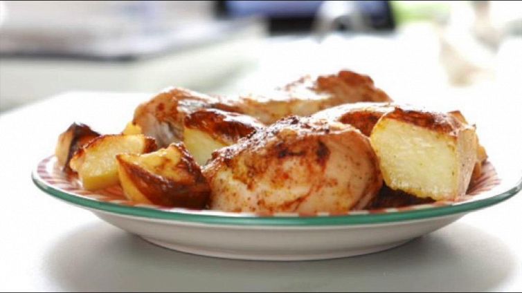 Cosce di pollo con patate: come cucinarle alla perfezione