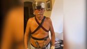 Pentola in testa e spadone: Antonio Razzi diventa 'Il gladiatore'