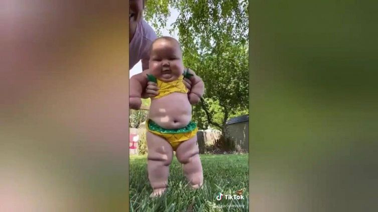 Pineapple bikini dance, la bimba balla California Girls di Katy Perry ed è dolcissima