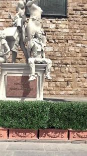 A Piazza della Signoria a Firenze spunta un nuovo monumento