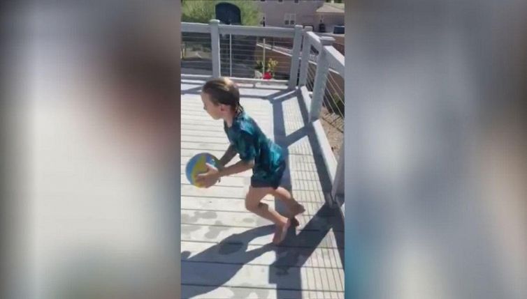 Il bimbo fa un tuffo e un canestro assieme: la mossa incredibile