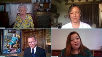 La Regina Elisabetta mostra il suo primo ritratto virtuale in video conferenza