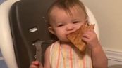 La bimba assaggia la pizza per la prima volta: la sua reazione è epica