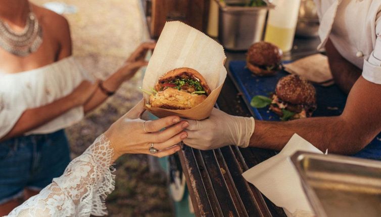Street Food, ami mangiare camminando? L'errore per la tua dieta