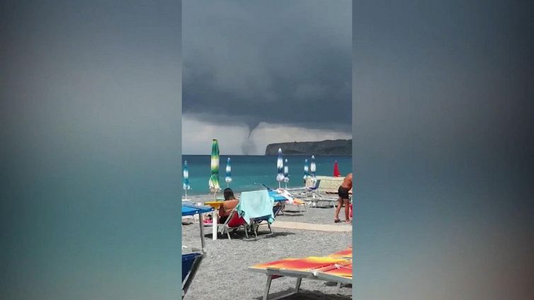 Tromba marina in Calabria, i bagnanti riprendono con il cellulare