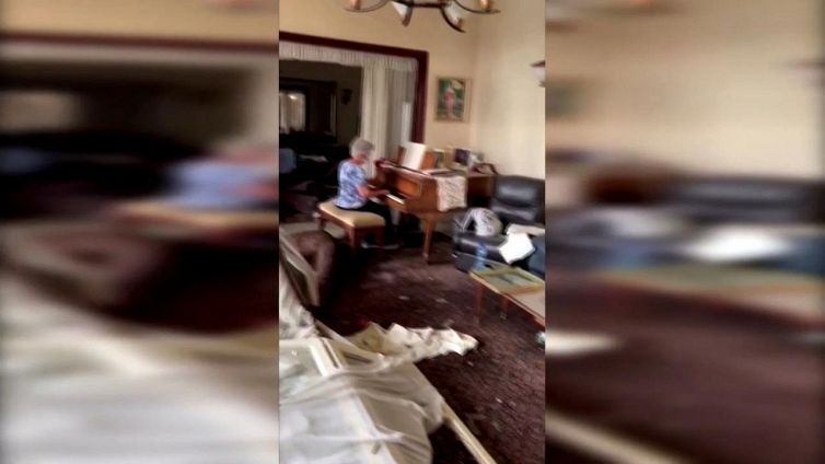 La nonna suona il pianoforte tra le macerie di un appartamento a Beirut