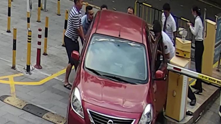 La donna vuole parcheggiare, ma qualcosa va storto